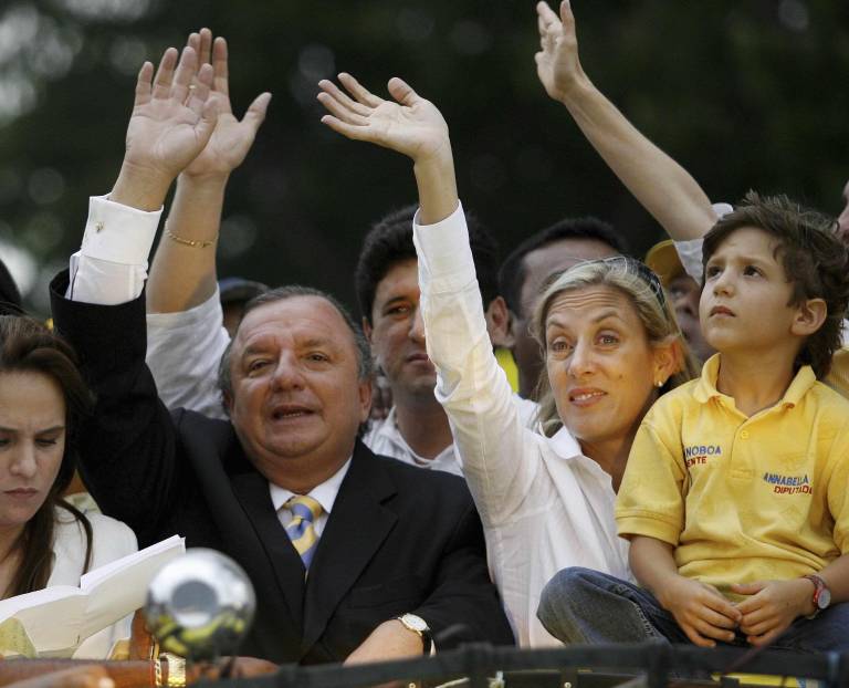 $!Anabella Azin junto a su esposo Álvaro Noboa yy sy hijo Daniel.