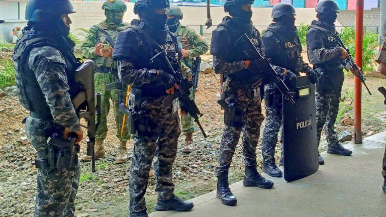 Encuentran un chaleco balístico, drogas y electrodomésticos durante intervención en la Cárcel Regional del Guayas