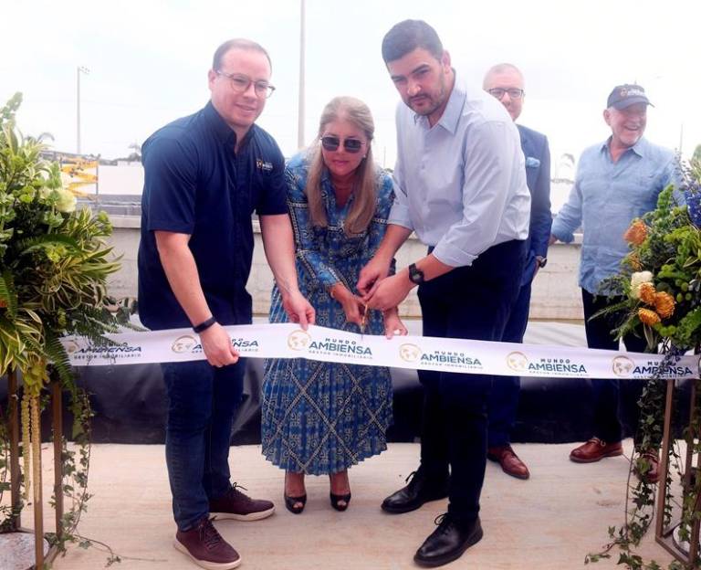 $!Stefano Ferreti, vicepresidente de Operaciones de Ambiensa; Rhonda Cevallos, vicepresidenta de Planificacion y Desarrollo de Ambiensa; y Aquiles Alvarez, alcalde de Guayaquil, durante el acto inaugural de la planta.