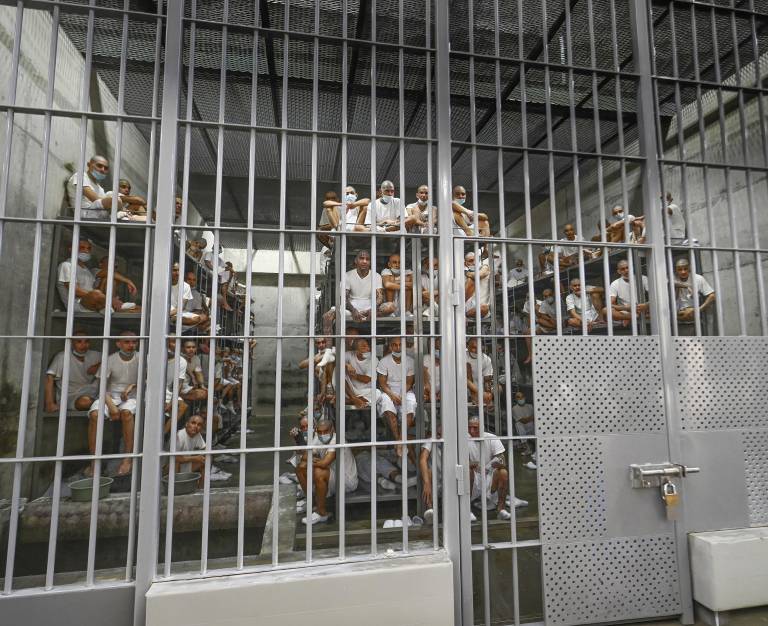 $!Los reclusos permanecen en una celda en el megacentro penitenciario Centro de Confinamiento Antiterrorista (CECOT).