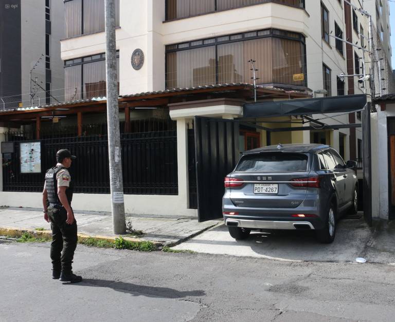 $!Funcionarios cubanos se retiran de la Embajada.