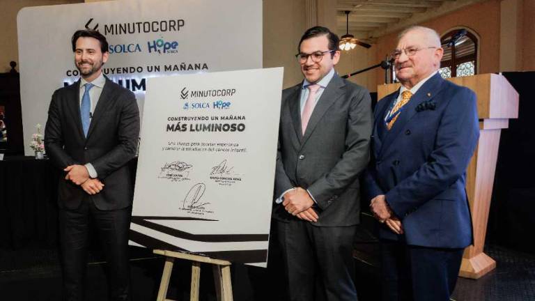 Niels Olsen, presidente de la Asamblea Nacional del Ecuador (i); David Concha Neme, director ejecutivo de Minutocorp; y José Jouvin, presidente nacional de Solca, durante la firma del convenio.