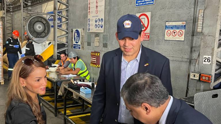 Rahul Gupta (a la derecha), jefe de antinarcóticos de la Casa Blanca, visitó varios puertos del Ecuador para conocer el trabajo en el combate con el narcotráfico.