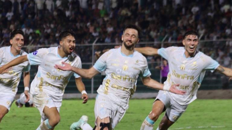 Jugadores de Macará celebrando la anotación de Gustavo Blanc ante Orense en la fase previa de la Copa Sudamericana.