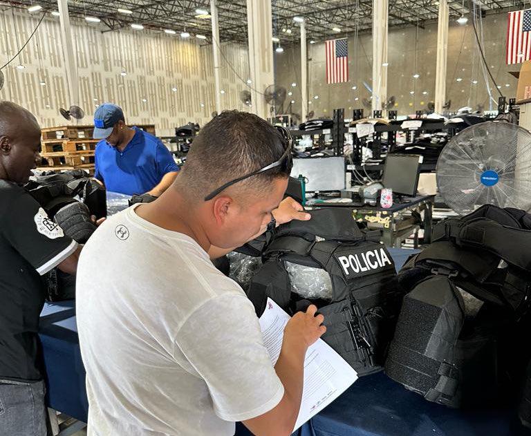 $!Fotografía compartida por el ministro Juan Zapata de un proceso de revisión a una dotación de chalecos tácticos reforzados.