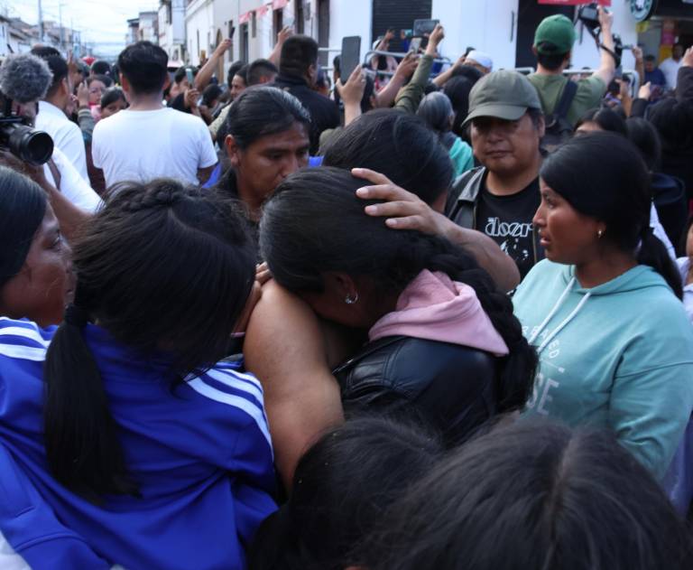 $!Fotografía que muestra la liberación de los once imputados por el delito de terrorismo debido a la quema de un destacamento de la Policía Judicial en Otavalo, suscitado el pasado 24 de septiembre.