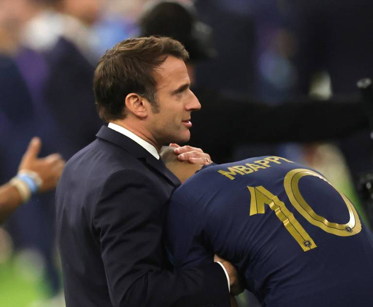 $!Un muy abatido Kylian Mbappé, sentado sobre el césped y con la cabeza baja, recibió el consuelo del presidente francés, Emmanuel Macron, que bajó al terreno de juego a consolar a los jugadores bleu.