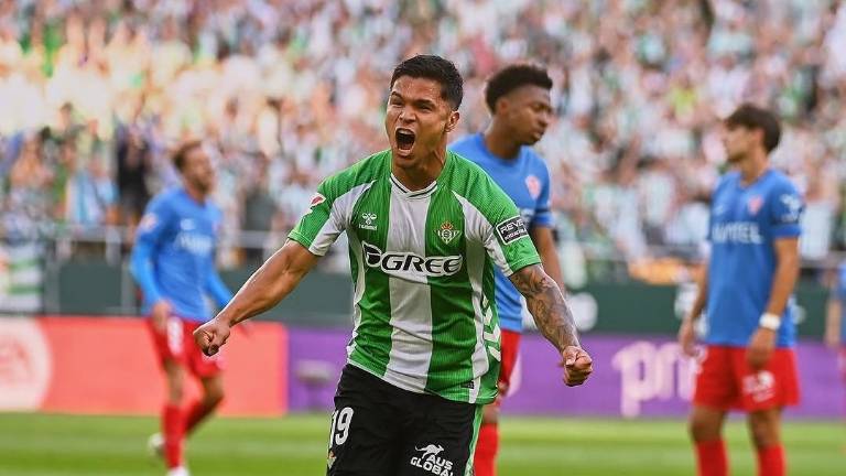 Cucho Hernández celebrando anotado al Elche.