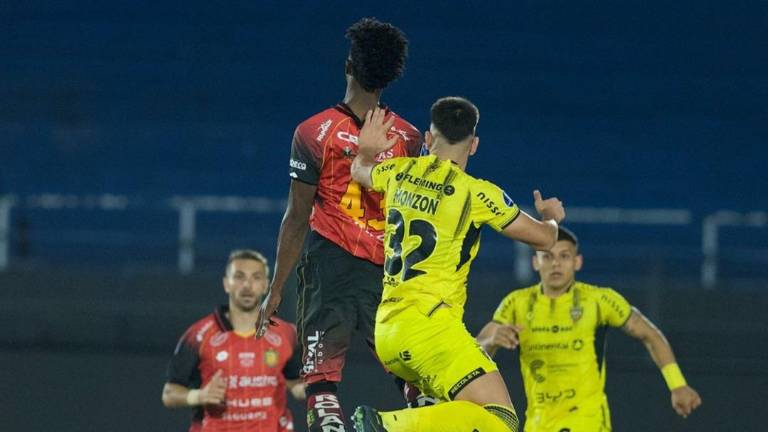 Jorge Ordóñez disputando el partido de Deportivo Cuenca frente a Recoleta por Copa Sudamericana.