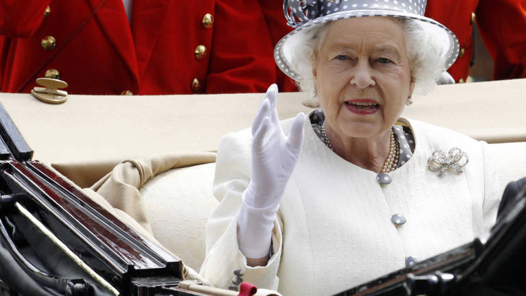 Publican imágenes de Isabel II de niña realizando saludo nazi