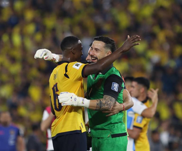 $!Willian Pacho y Hernán Galíndez, jugadores de Ecuador durante un partido.