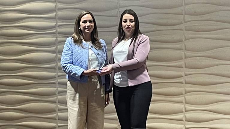 La titular de la SEPS, Cristina Murillo (derecha), entregó el premio a Natalia Garzón, directora ejecutiva de Fundación Bien-Estar, brazo social de Mutualista Pichincha.