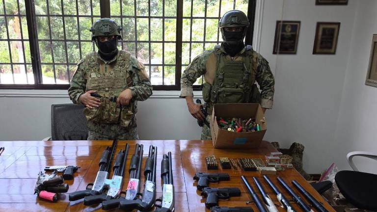 Fuerzas Armadas retienen arsenal y más de 900 municiones en empresa de seguridad, en Urdesa