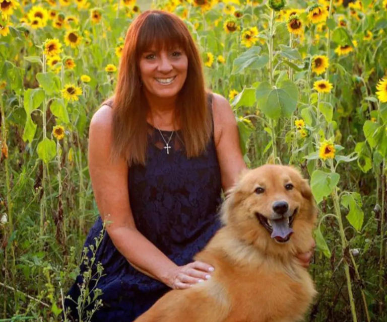 $!Fotografía de Vickie junto a un perro en un jardín de girasoles.