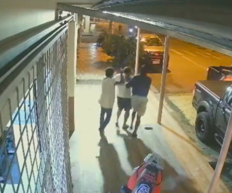 $!Captura de video que registró el momento en el que el policía fuera de servicio fue secuestrado a las afueras del gimnasio.