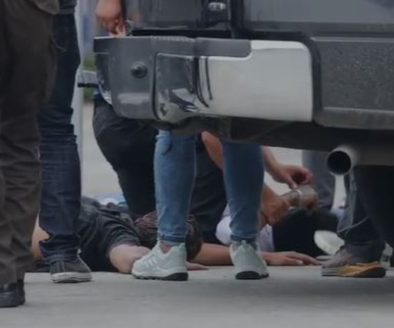 $!Fotografía de la aprehensión de los individuos cerca del Mall del Sol.