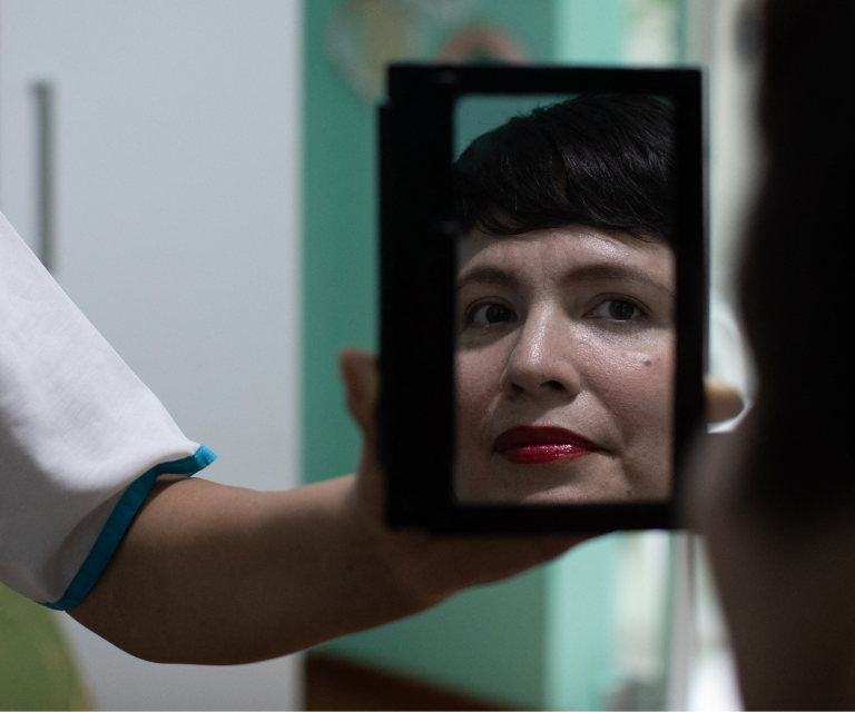 $!Estrada sufría desde los 12 años de polimiositis, una enfermedad degenerativa e incurable que debilita los músculos y que la mantuvo conectada a un respirador artificial.