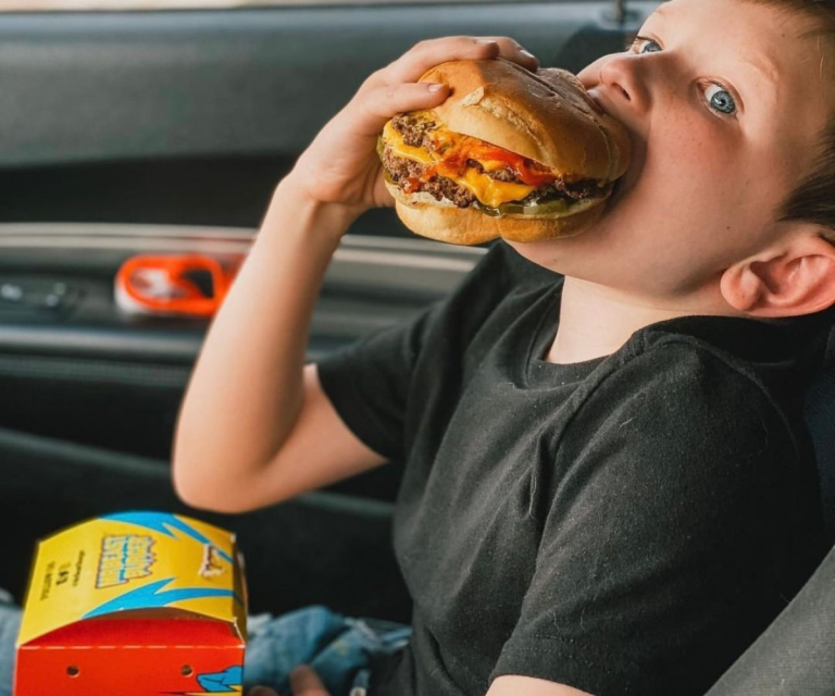 $!Fotografía de un fanático comiendo una hamburguesa de Mr. Beast compartida por la cuenta oficial de la cadena.