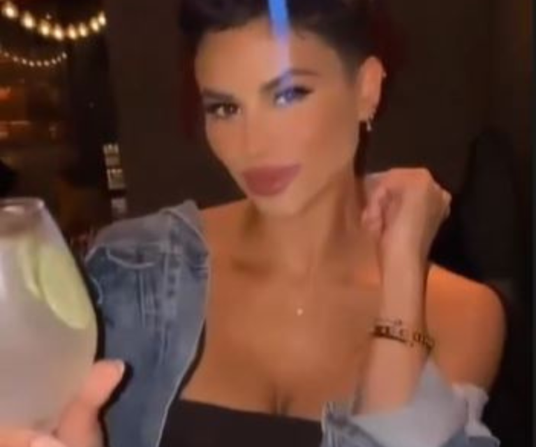 $!Fotografía de Sherika que su hermano compartió cuando anunció su muerte, en la que ambos aparentemente disfrutaban de una cena.