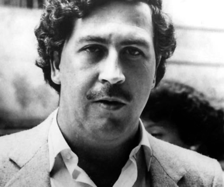$!La muerte de Oswaldo Blanco, uno de los hijos de Griselda, ocurrida en 2008 en Colombia, es ampliamente atribuida a una orden de Pablo Escobar, quien aparece en la fotografía.