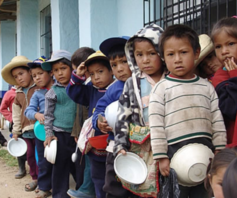 $!Fotografía de niños que forman una fila en la sierra ecuatoriana para recibir suministro de comida.