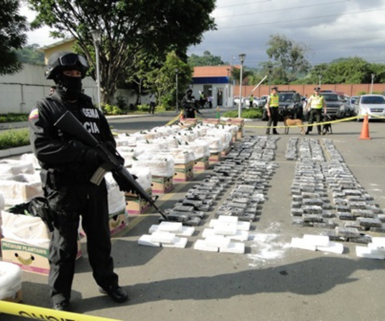 $!Las bandas del crimen organizado se disputan el control de la cocaína que llega principalmente de Colombia y de los puertos ecuatorianos, convertidos en lanzaderas de grandes cargamentos de esa droga que llega a Estados Unidos y Europa.