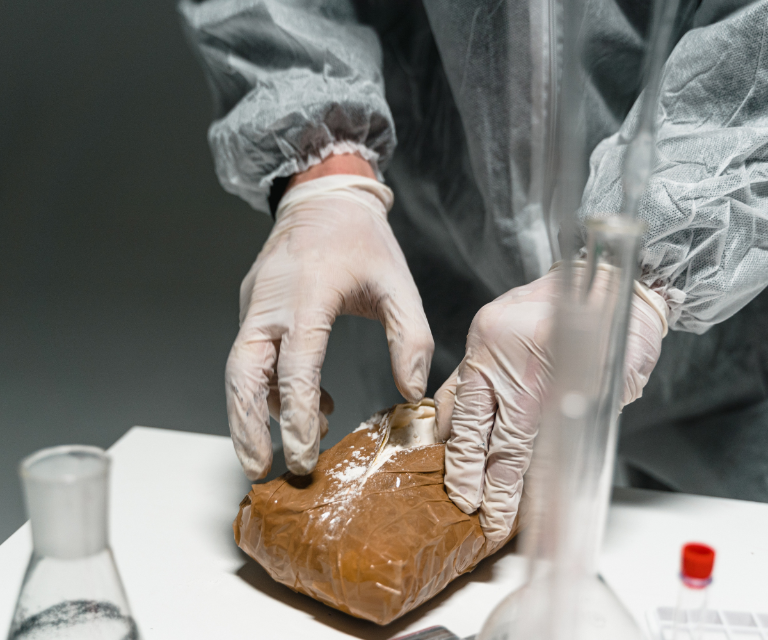 $!En los últimos años, Ecuador ha ganado peso en las rutas del narcotráfico a través de sus puertos, principalmente el de Guayaquil, en el que se registran con frecuencia grandes incautaciones de droga.