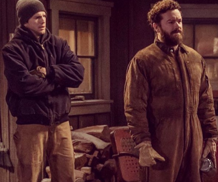 $!Masterson (D) junto al afamado actor Ashton Kutcher (I), durante un episodio de The Ranch.