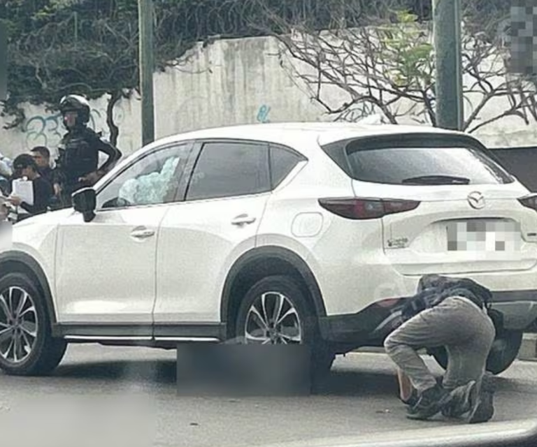 $!Fotografía del vehículo en el que circulaba el fiscal Suárez tomada tras el ataque armado.