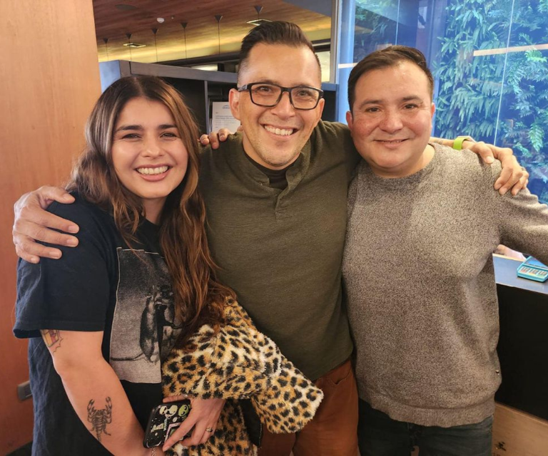 $!Jimmy, en el centro, junto a dos hermanos que acabó de conocer en Chile.