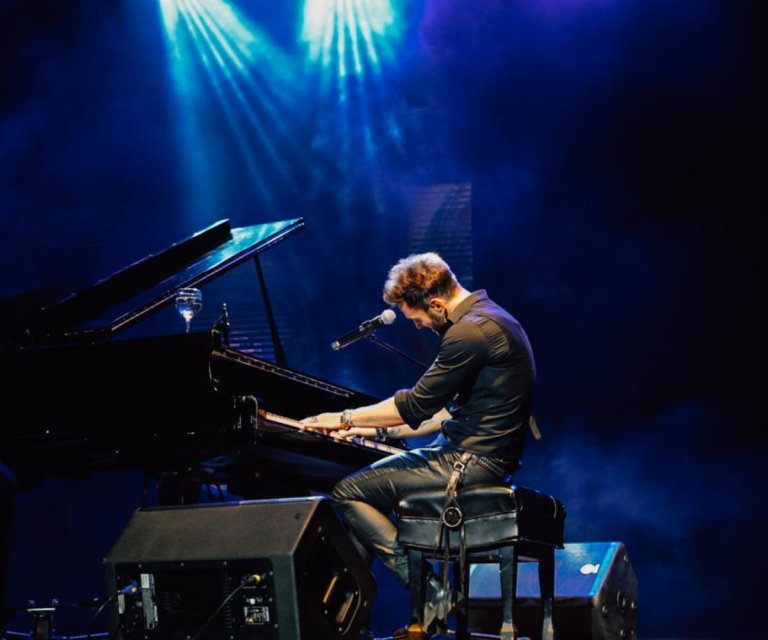 $!Fotografía de Axel, uno de los más grandes cantautores románticos latinoamericanos, interpretando sus temas en un piano.