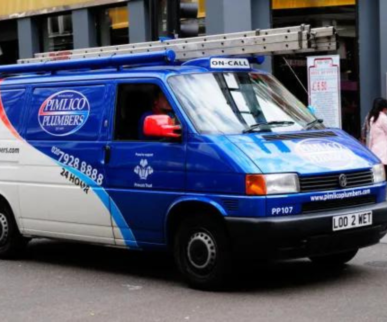 $!El vehículo en el que se moviliza Fry para trabajar, de la empresa Pimlico Plumbers.