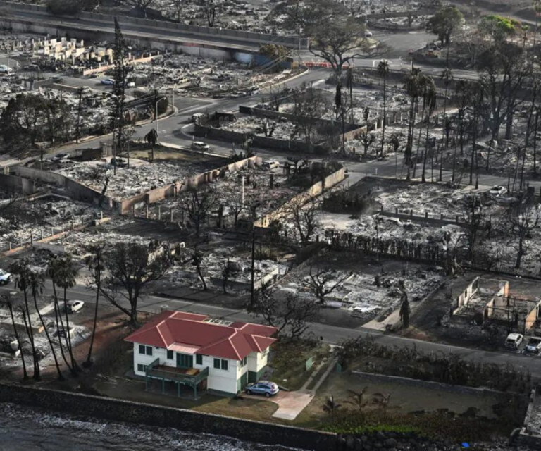 $!Fotografía de una casa que permaneció intacta tras un incendio forestal en Maui, Hawaii, que se expandió hasta una zona residencial.