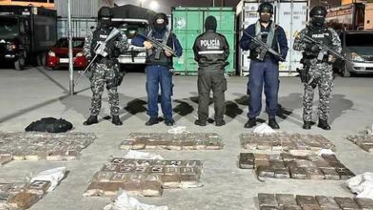 Policía y Armada intervienen buque en alta mar e incautan 268 kilos de cocaína