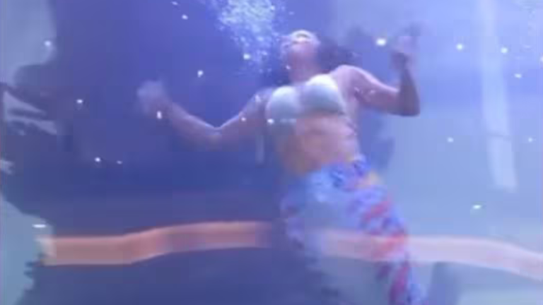VIDEO | El angustioso momento en el que una mujer disfrazada de sirena casi se ahoga en medio de un show