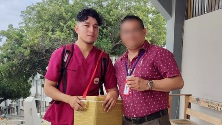 Joven manabita que vende helados en su universidad para continuar estudiando se gana aplausos de la gente