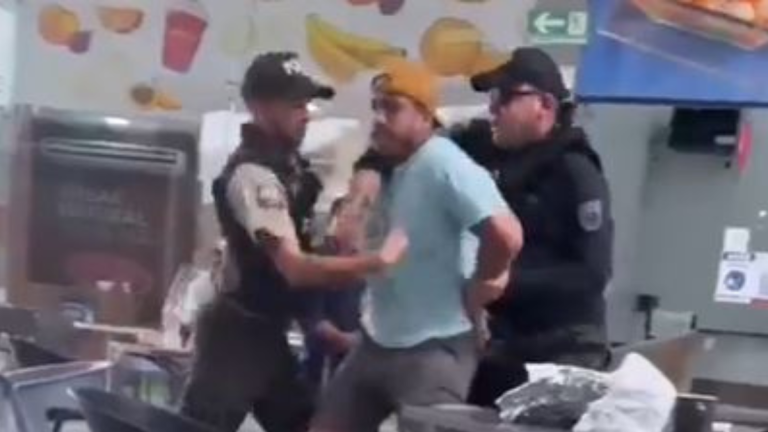 Captura de un video difundido en redes sociales en el que aparecen sujetos disfrazados de policías.