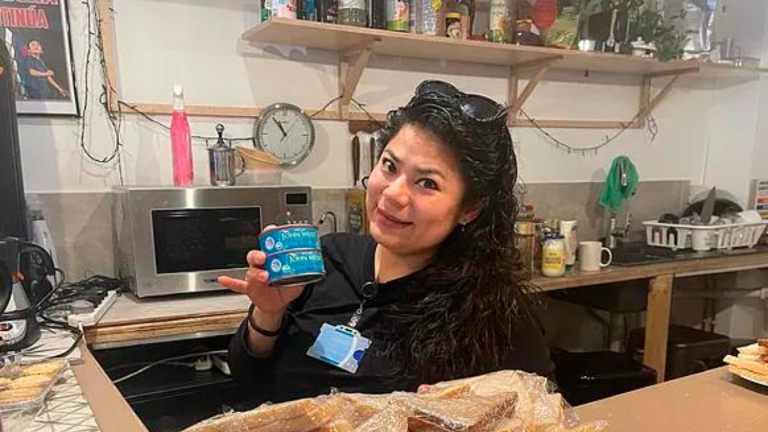 Despido de ecuatoriana que se llevó un sanduche a punto de ser desechado mientras trabajaba genera polémica en Inglaterra