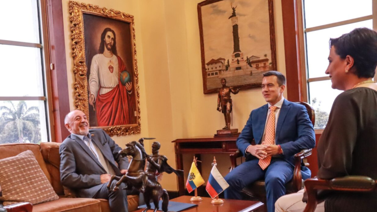 El presidente de la República, Daniel Noboa Azin (c), mantuvo una reunión con el embajador de Rusia en Ecuador, Vladimir Sprinchan (I) este viernes, en Guayaquil.