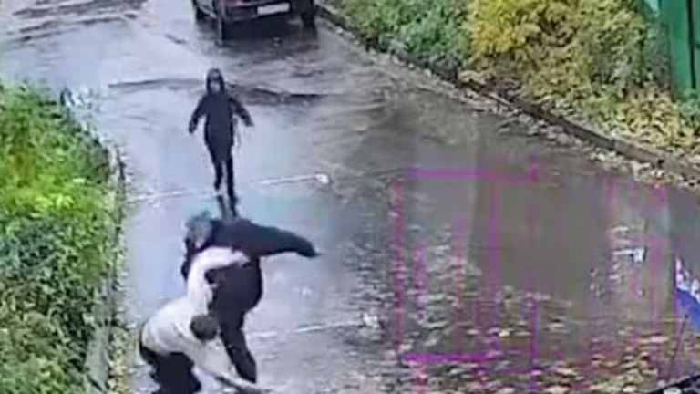 VIDEO | Anciano detiene a un sujeto que robó a un niño frente a él y recibe un gran regalo de las autoridades