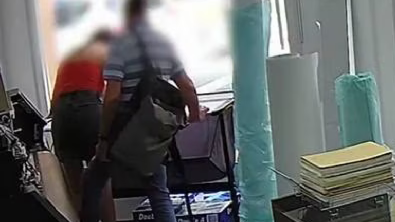 Hombre que grababa bajo la falda de mujeres con una cámara oculta en su zapato fue detenido en España