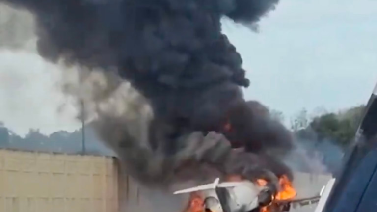 VIDEO | Dos muertos al estrellarse un jet privado contra una autopista en Florida