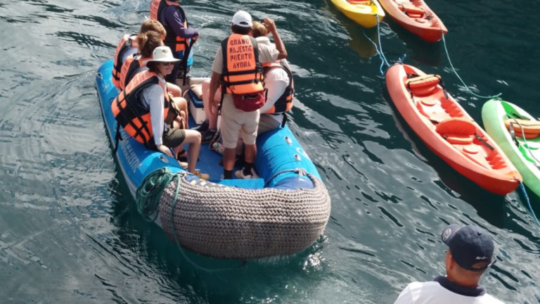Armada rescata a nueve turistas de embarcación que se varó en las Islas Galápagos