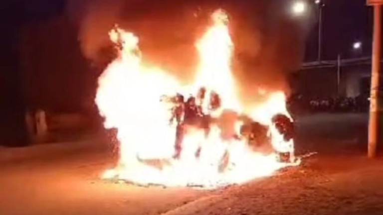 Automóvil en el que se movilizaban presuntos estafadores fue quemado por una muchedumbre en Ambato