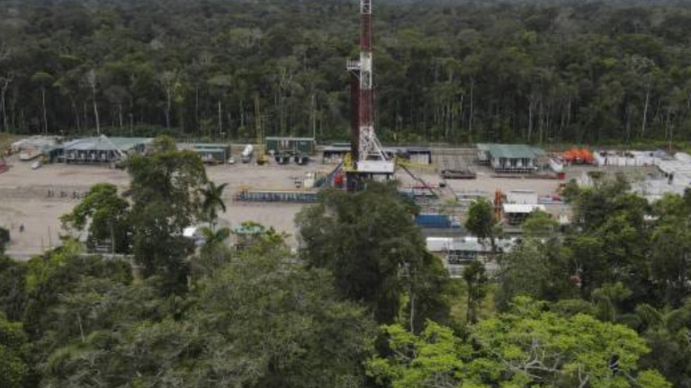 Ecuador hizo en 2023 un inédito plebiscito contra el petróleo y en 2024 tendrá que cumplirlo