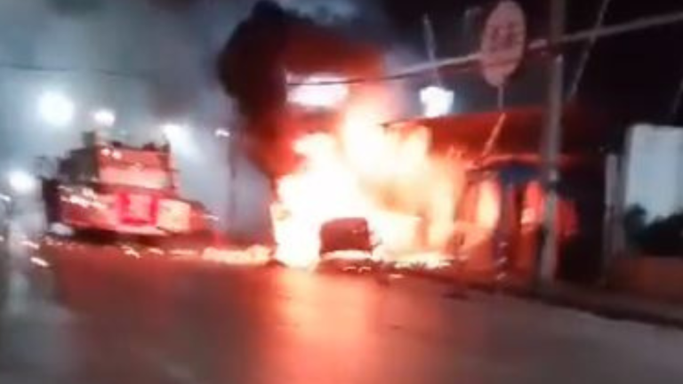 Un vehículo explotó a las afueras de una discoteca en La Garzota, al norte de Guayaquil