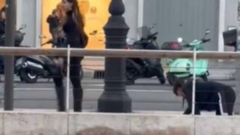 VIDEO | Mujer pasea a hombre que finge ser un perro por una plaza en Valencia y los ciudadanos reaccionan