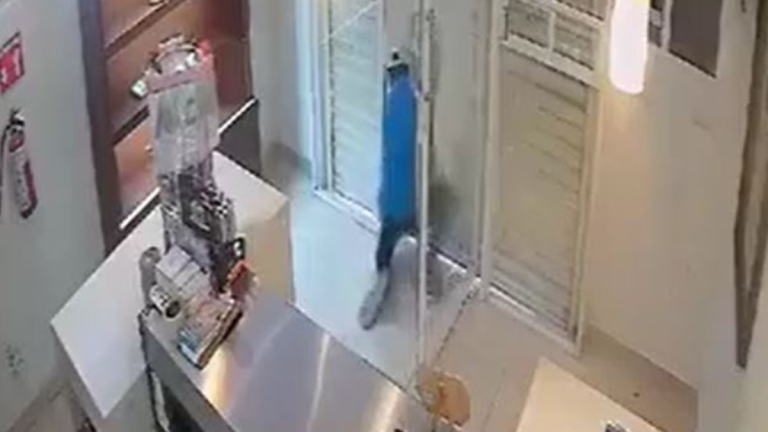 VIDEO: Empleada frustró intento de asalto tras encerrar dentro de su local a sujeto que la amenazó con un arma de fuego