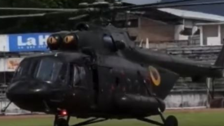 Un helicóptero aterriza en un estadio de Ecuador e interrumpe un partido de fútbol