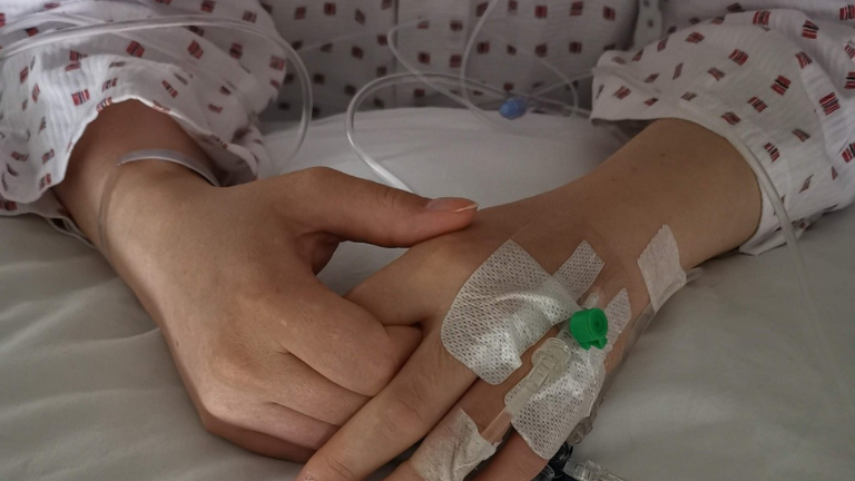 Madre habría ganado miles de dólares forzando a su hija a pasar hambre para aprovecharse de su seguro